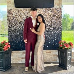 Selling this very gorgeous prom dress